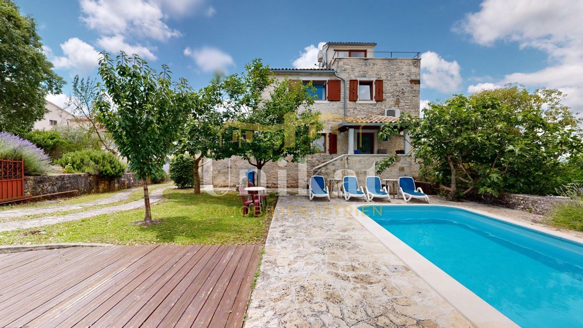 Renovirana kamnita hiša s bazenom